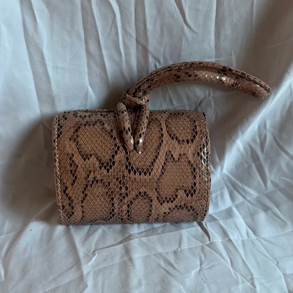 Elegant Tan Snake Print Women's Bag - Picture 4 of 10